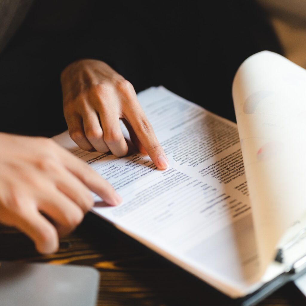 Genehmigung und Zertifizierung von Geschäftskonzepten, Bestätigung von Marketingunterlagen, Erteilung von Genehmigungen und beglaubigte Stempel, Unterzeichnung von Unterlagen mit Geschäftspartnern zum Erreichen des Erfolgs oder Konzepte in Bezug auf Bevollmächtigung und Versicherung